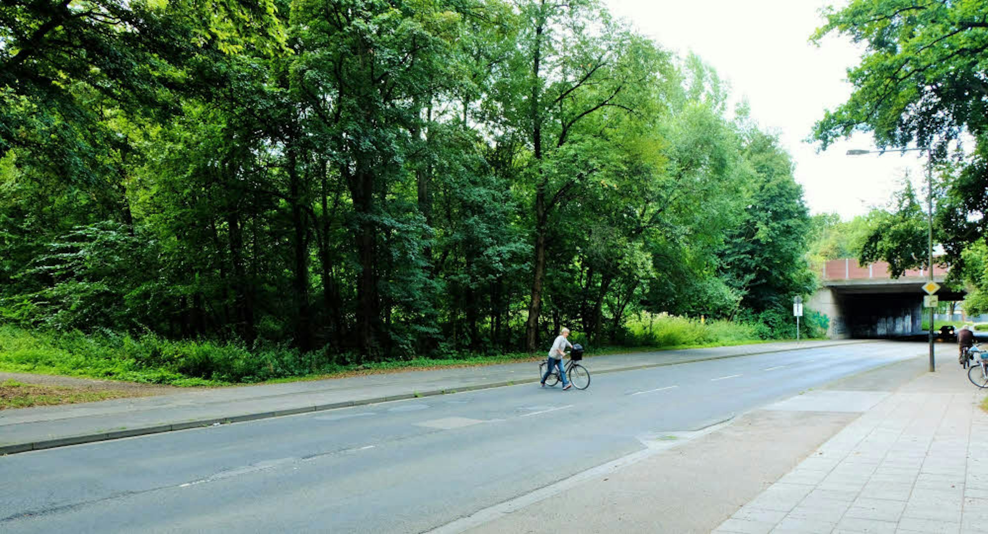 Aus Fahrtrichtung Köln kommend hört der Radweg auf, so dass man auf die andere Seite wechseln muss. 