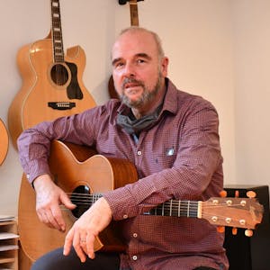 Nur mit Gitarre und Gesang spielt Martin Sommerhoff in seinem Studio einige alte Songs neu ein und verschickt sie per E-Mail an seine Lieder-Abonnenten.