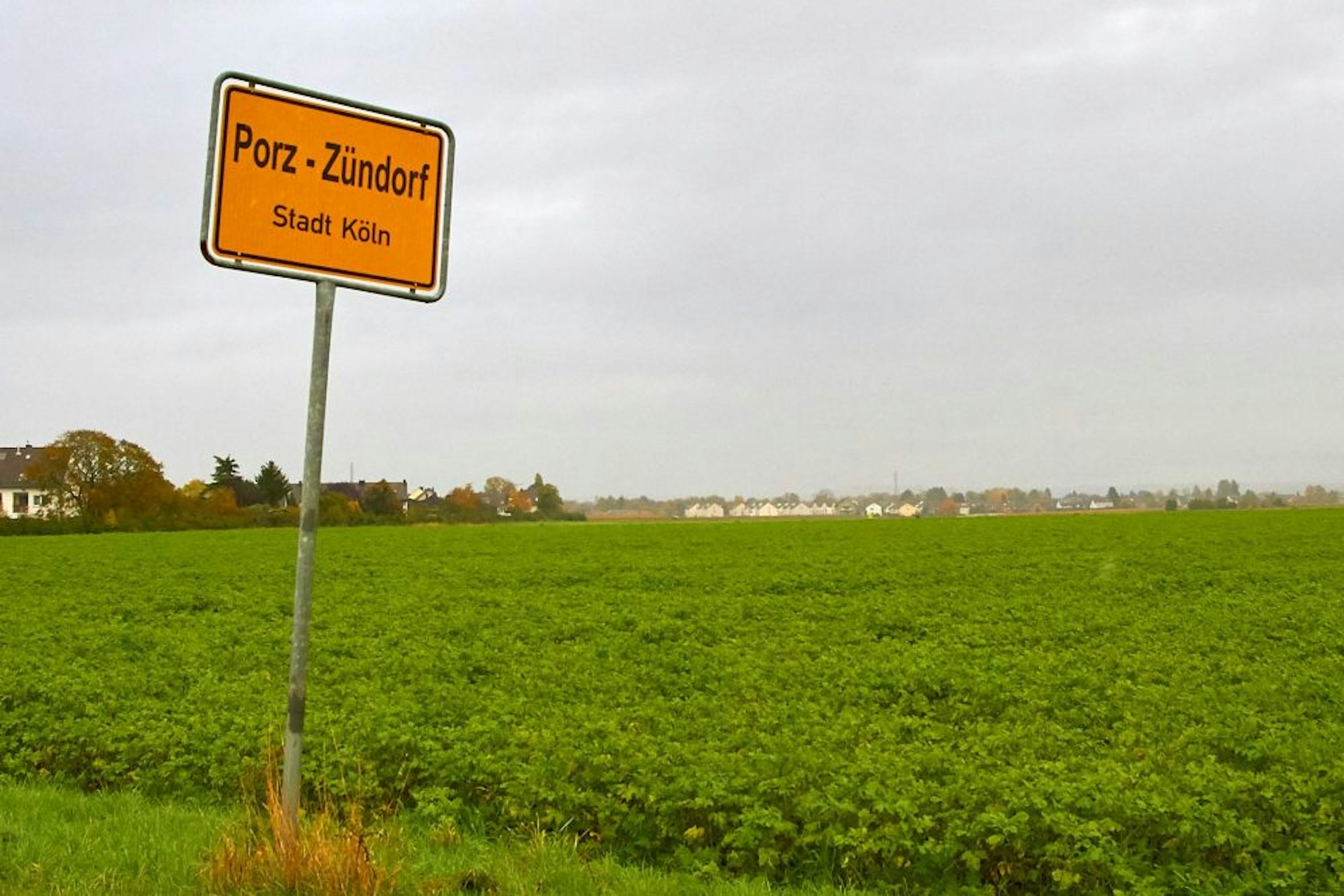 Durch die Felder am östlichen Ortsrand von Zündorf soll eigentlich die geplante Ortsumgehung führen, im Regionalplan schlägt die Verwaltung dort nun Wohnbebauung vor.