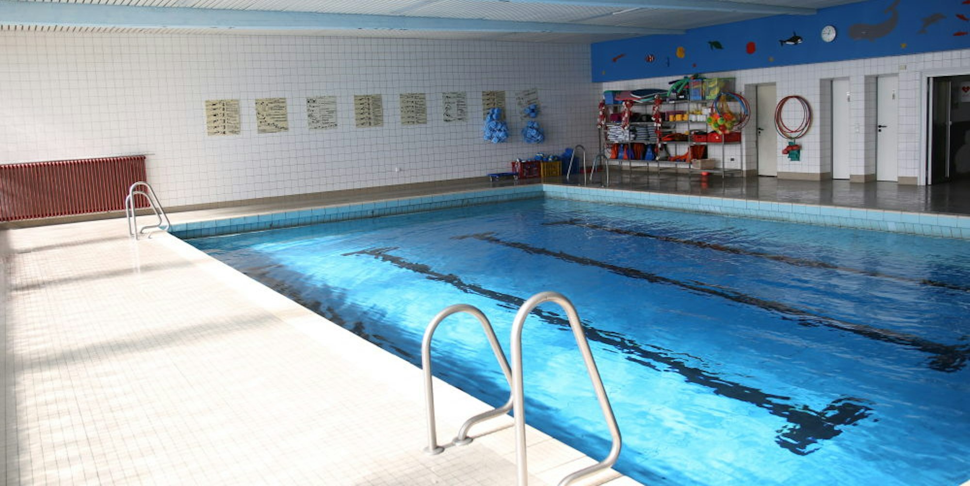 Das Schwimmbecken sieht intakt aus, ist aber genauso sanierungsbedürftig wie die Technik.