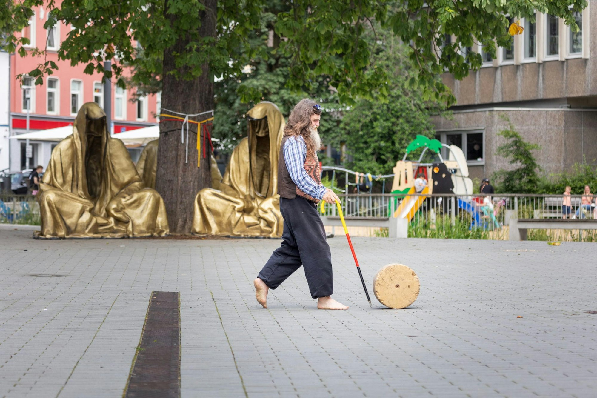 Beim goldenen Wächter im Forum-Park beginnt der Stadtspaziergang mit Uwe Wirges.