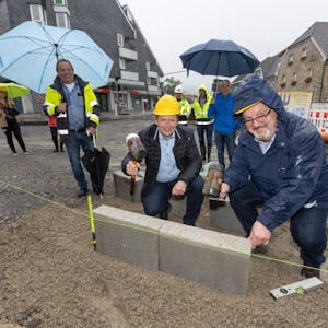 Die ersten Bordsteine für den neuen Kreisverkehr setzte Bürgermeister Stefan Meisenberg (r.) gemeinsam mit Thomas Raithel von Straßen NRW.