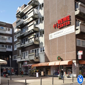 Die Maternus-Seniorenwohnanlage in Rodenkirchen liegt direkt über einem Supermarkt.