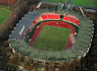 Der Vorgängerbau, das 1974 eingeweihte Müngersdorfer Stadion, hatte Platz für 61.000 Fans.
