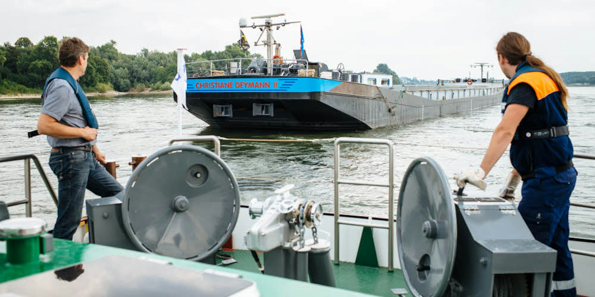 Verfahrene Lage: Der 5000 Tonnen fassende Koppelverband „Christiane Deymann“ sitzt auf dem Grund des Rheins fest,