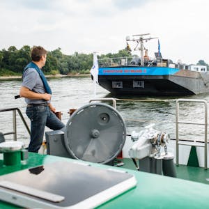 Verfahrene Lage: Der 5000 Tonnen fassende Koppelverband „Christiane Deymann“ sitzt auf dem Grund des Rheins fest,