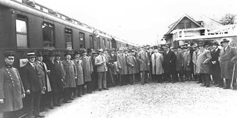 Begeistert empfangen wurde 1927 der erste Zug des Kölner Vorortrundverkehrs, der zusätzliche Ausflügler aus der Domstadt ins Bergische bringen sollte. (Foto: Geschichtsverein Rösrath)