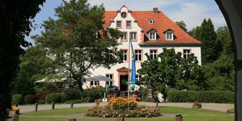 Seit 45 Jahren ist Schloss Georghausen an einen Golfclub verpachtet, der in das Anwesen viel investiert hat. So idyllisch wie heute wirkte es wohl nicht immer. Die Besitzer wechselten mehrfach, und da Leben im Wasserschloss war manchmal auch karg. (Bild: rn)