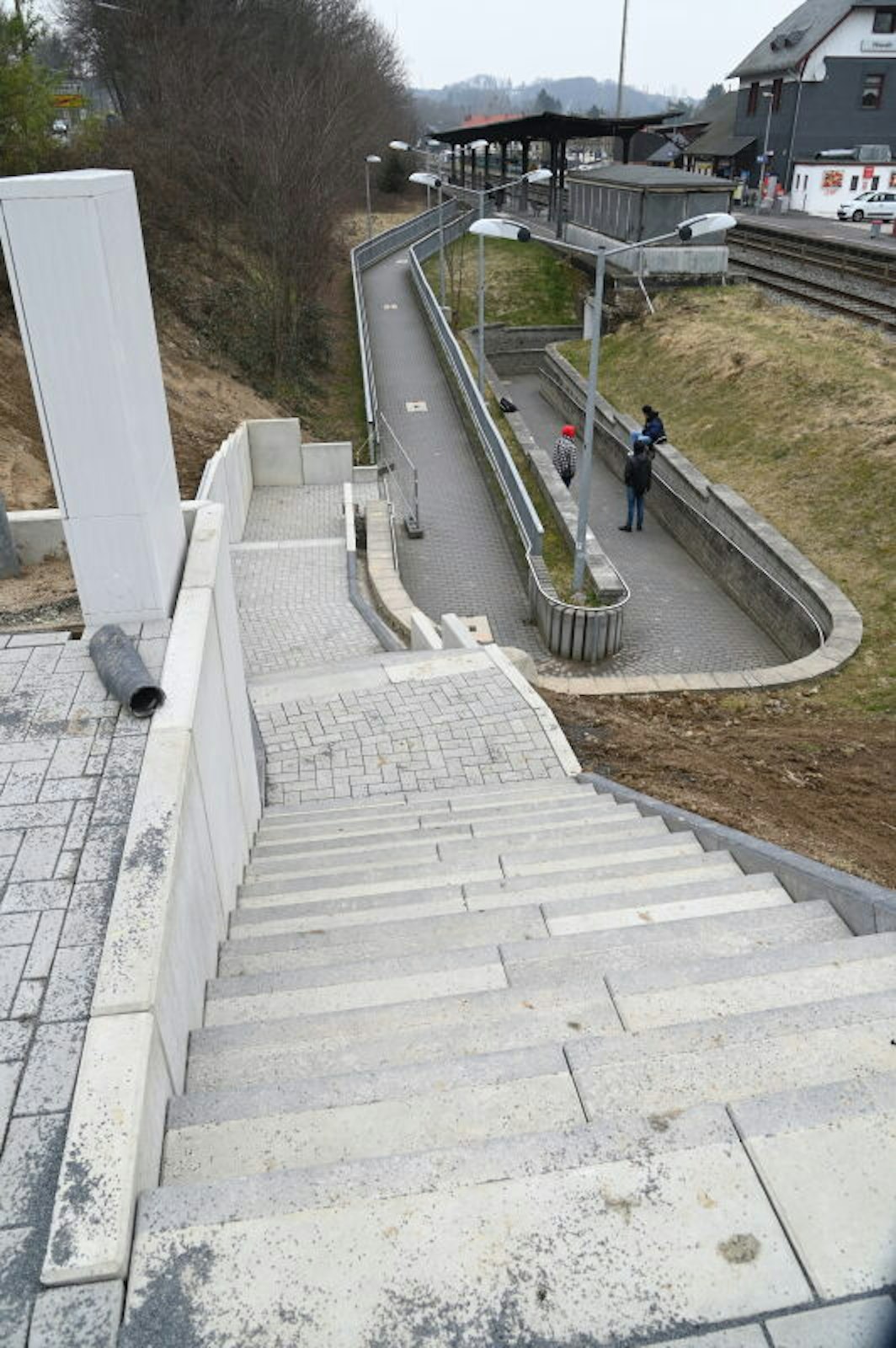 Die neue Treppe verbindet Bensberger Straße und Bahnhof.
