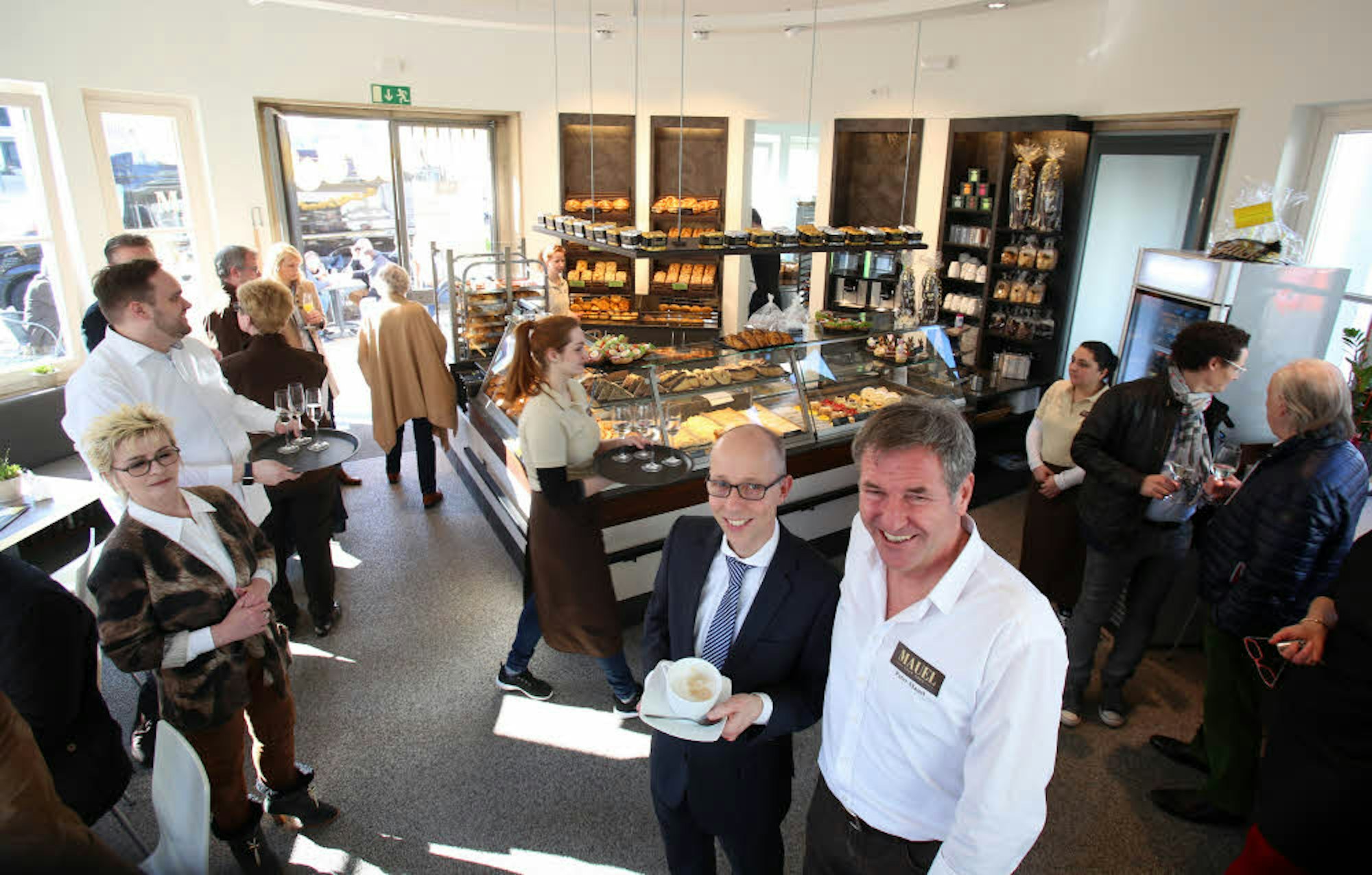 Peter Mauel (rechts) hat in Braunsfeld eine Filiale seiner Cafés eröffnet.