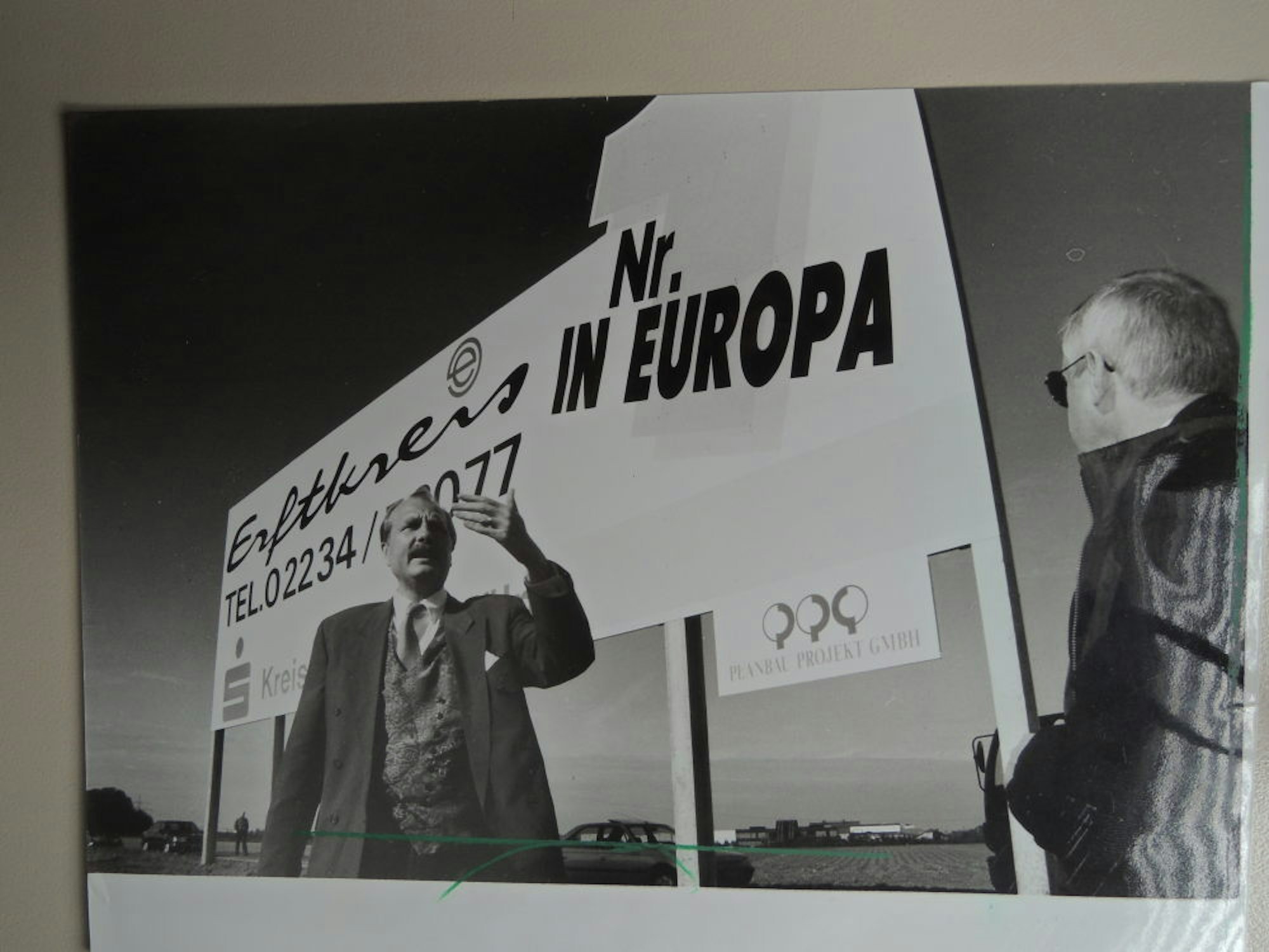 Für bundesweiten Gesprächsstoff sorgte das Schild, das er als Landrat an der A 4 aufstellen ließ: „Erftkreis – Nr. 1 in Europa“.