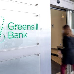 Ein Schild mit dem Firmennamen „Greensill Bank” hängt am Eingang der Bremer Privatbank.