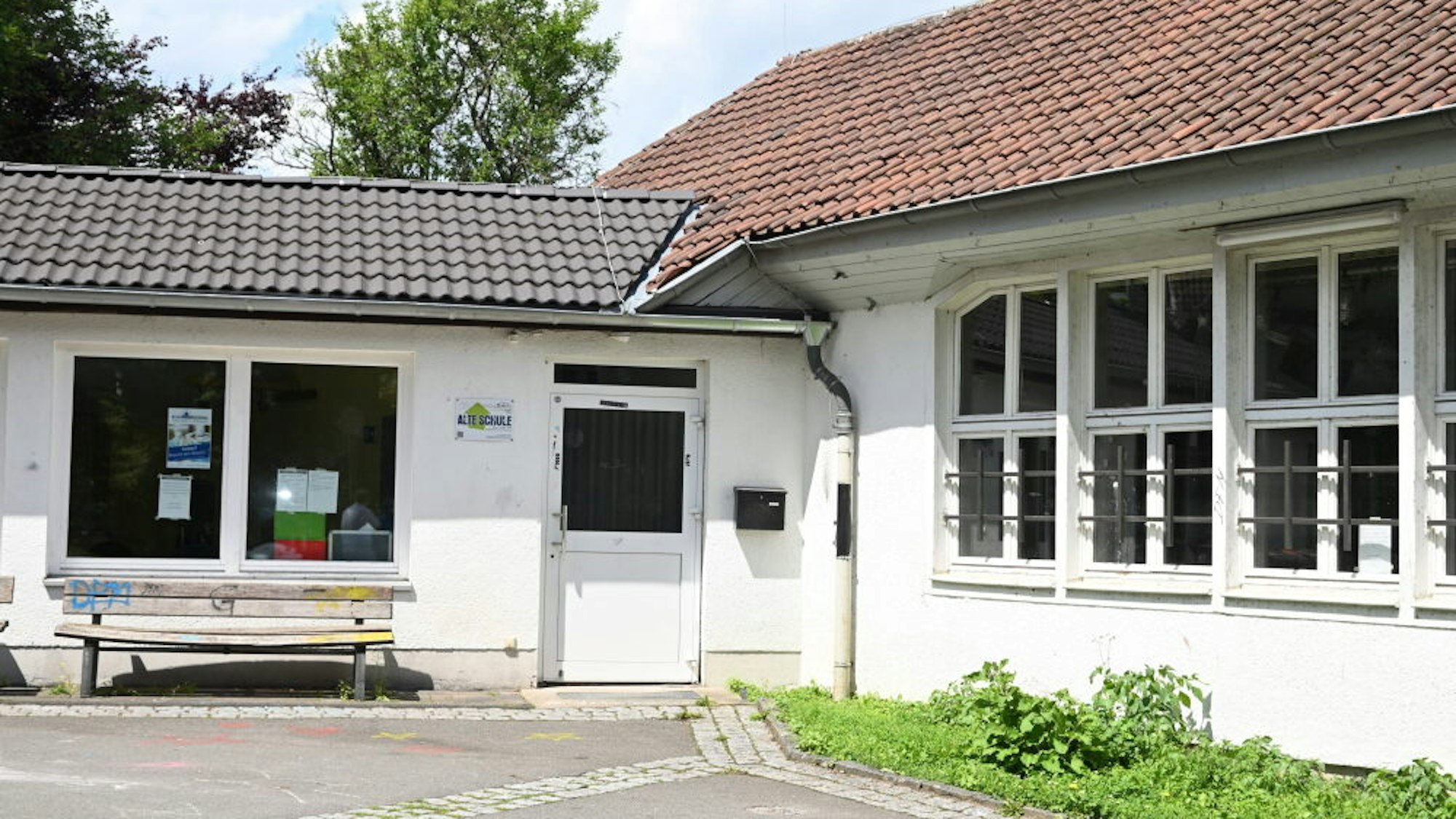 Das Foto zeigt das historische Schulgebäude von Kürten-Eichhof.