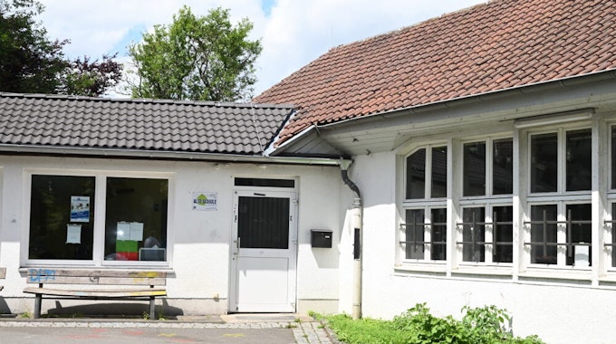 Das Foto zeigt das historische Schulgebäude von Kürten-Eichhof.