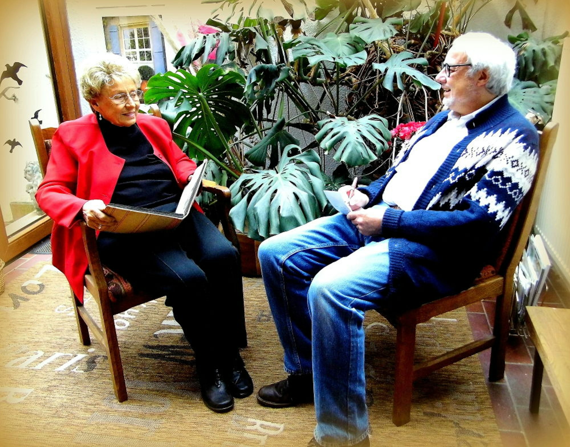 Zeitzeugin Erika Bellartz (Xenia Stengel) beim Interview mit Sohn Rolf Bellartz während der Entstehung der Autobiografie.