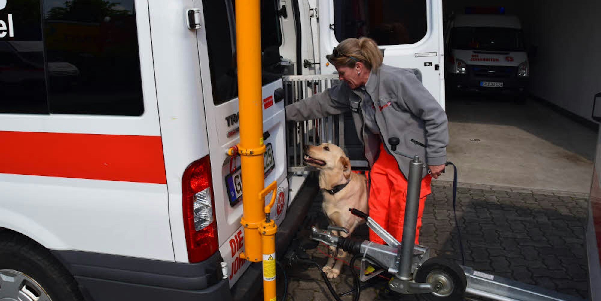 Mitarbeiter auf vier Pfoten: Mit ihrem Hund Baker macht sich Daniela Bahn von der Johanniter-Rettungshundestaffel in Wiehl auf den Weg zu einem Sucheinsatz.