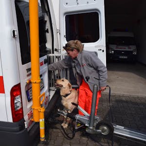 Mitarbeiter auf vier Pfoten: Mit ihrem Hund Baker macht sich Daniela Bahn von der Johanniter-Rettungshundestaffel in Wiehl auf den Weg zu einem Sucheinsatz.