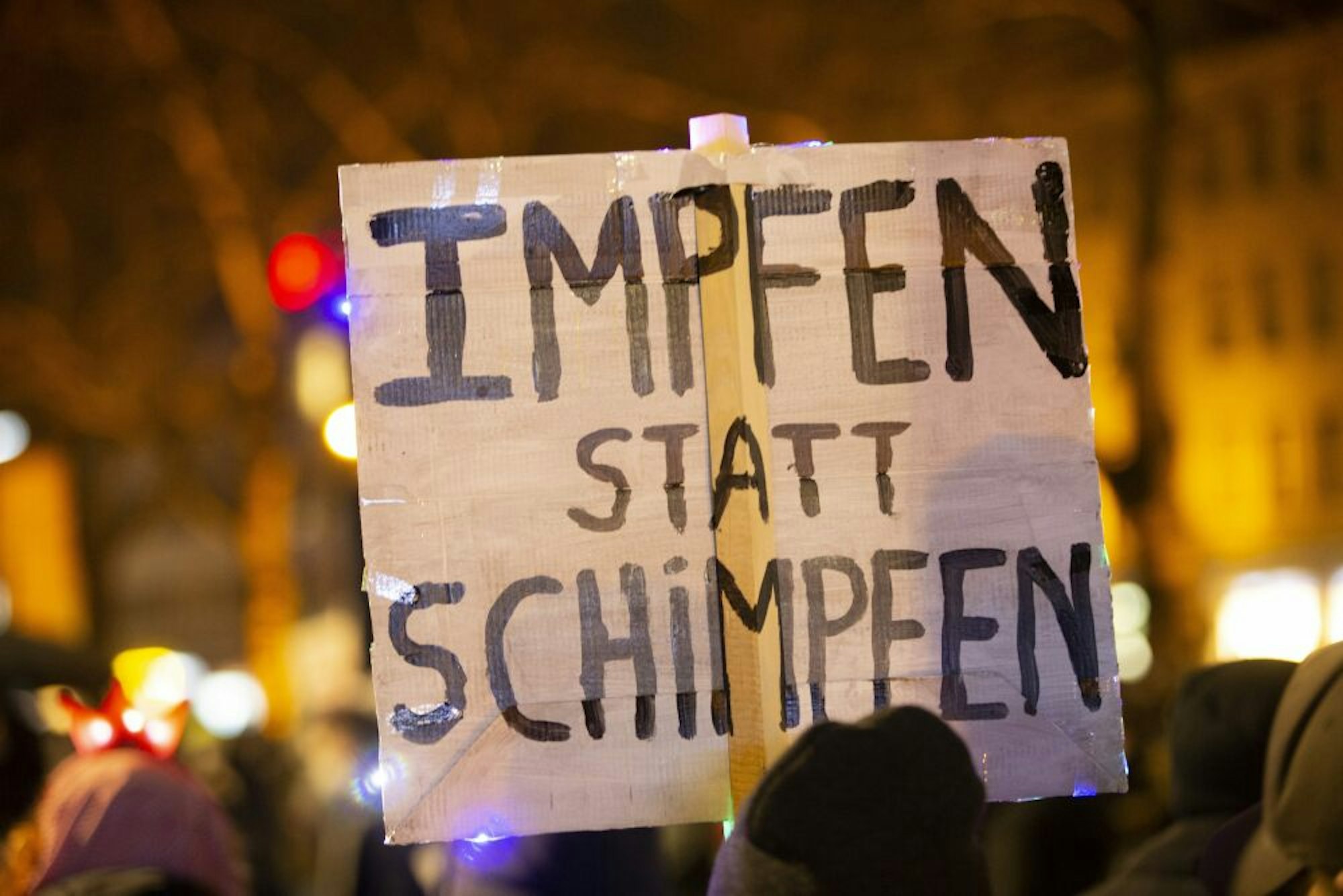 Einer der vielen Slogans, die auf dem Neumarkt zu lesen waren: „Impfen statt schimpfen“ empfahlen die Demonstranten.