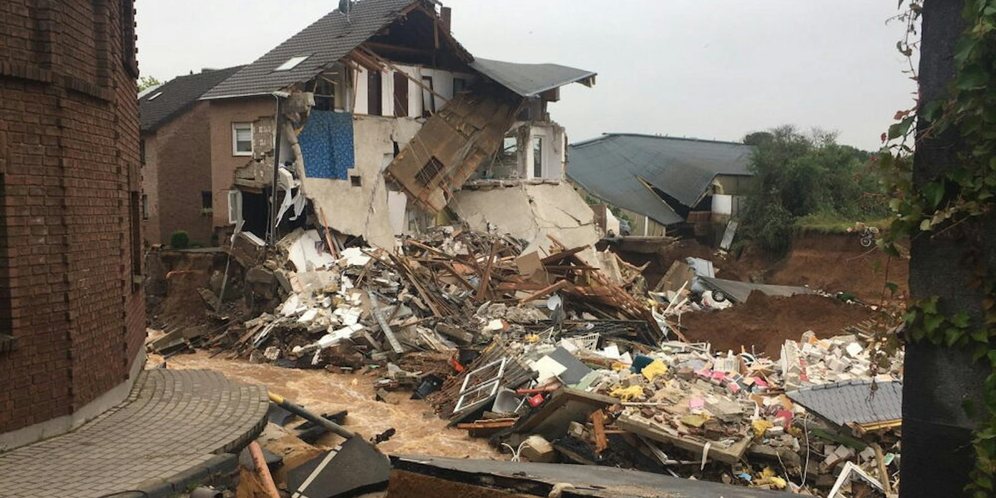 Schwer getroffen wurde der Ort Blessem von der Hochwasserkatastrophe. Das Bild entstand im Juli.