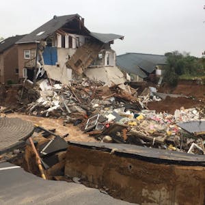 Schwer getroffen wurde der Ort Blessem von der Hochwasserkatastrophe. Das Bild entstand im Juli.