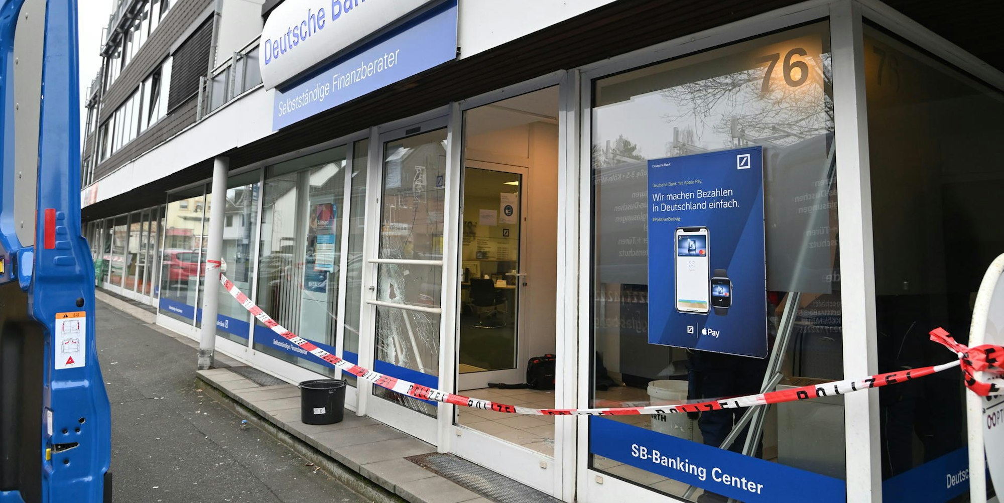 Offenbar auf den Geldautomaten dieser Bankfiliale hatten es die Täter abgesehen.