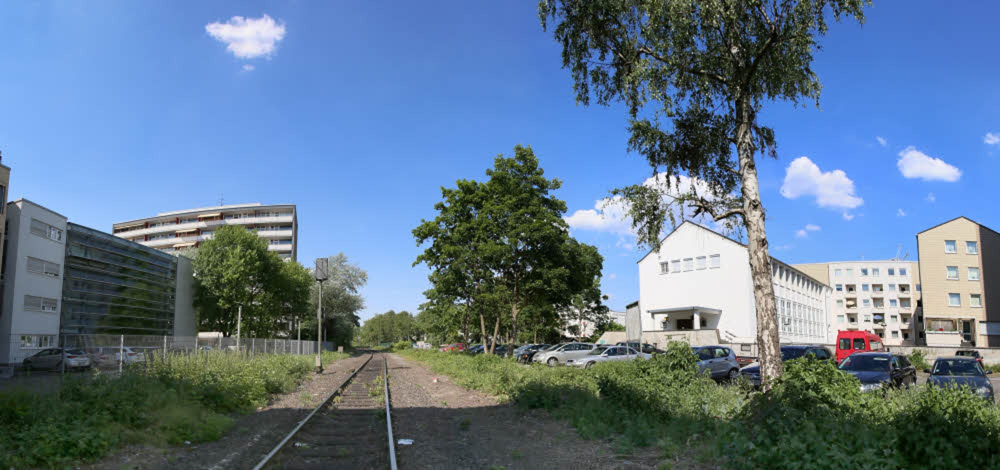 Über den Gleisen neben dem Braunsfelder Markt werden Wohngebäude errichtet.