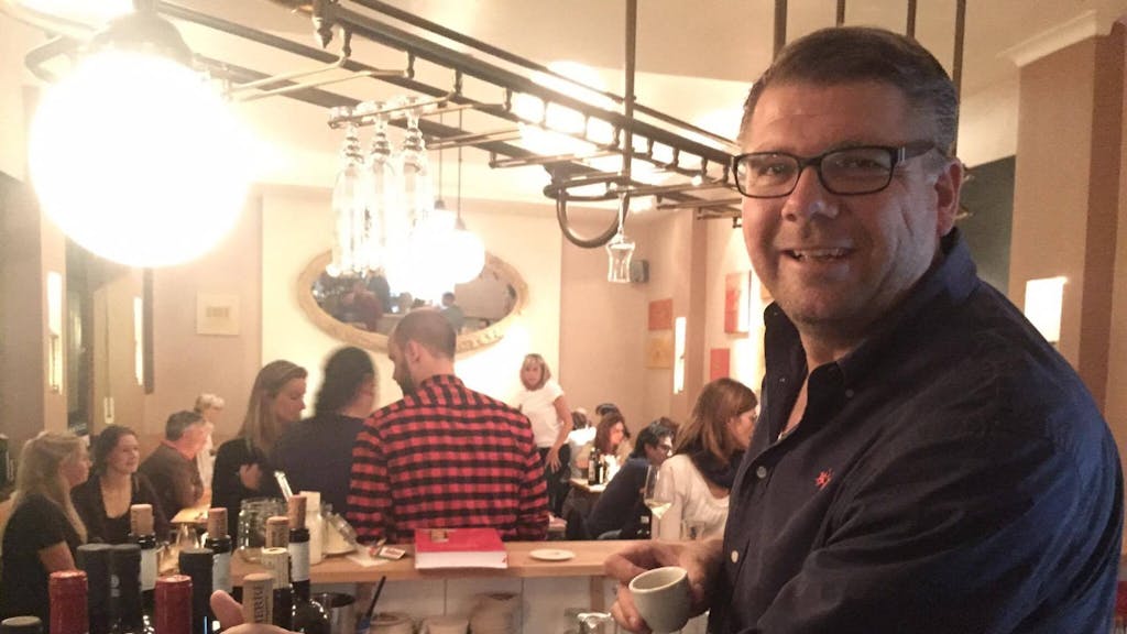 Martin Schlüter in seinem neuen Restaurant „Volksmund“, direkt am Volksgarten.