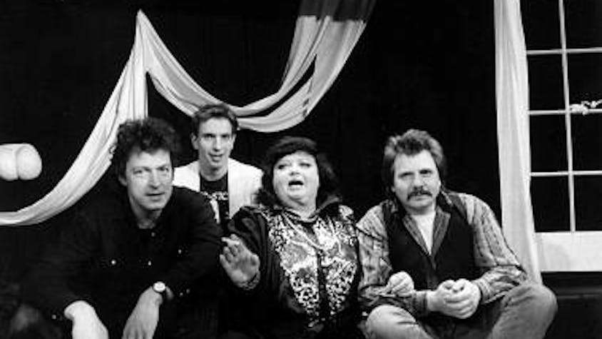 Trude Herr 1987 mit (v. l.) Wolfgang Niedecken, Ingolf Lück und Tommy Engel bei der Uraufführung des Songs „Niemals geht man so ganz“ in der WDR-Sendung „So isses“. (Bild: Balfer)