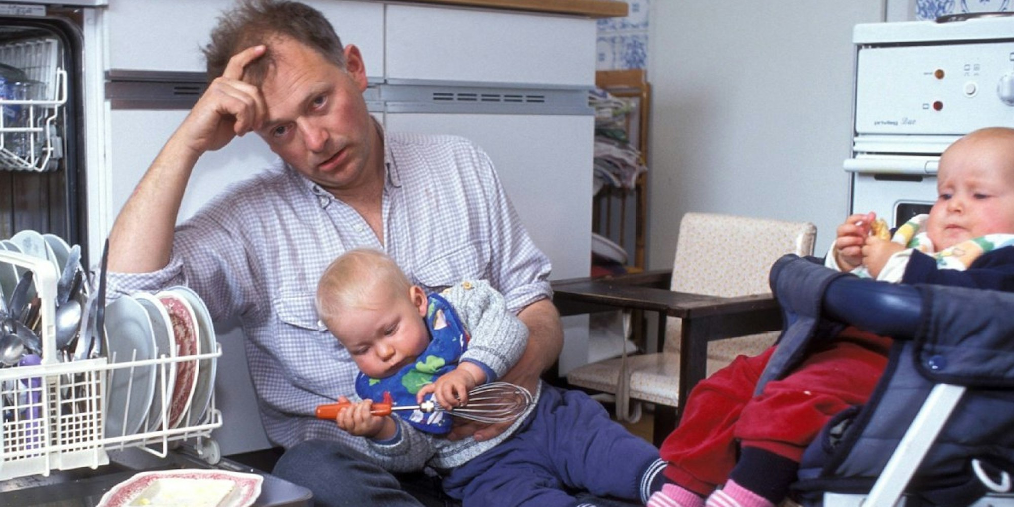 Zwischen Beruf und Kindern immer unter Strom und dauernd erschöpft: Auch Väter leiden unter dem Vereinabarkeitsproblem.
