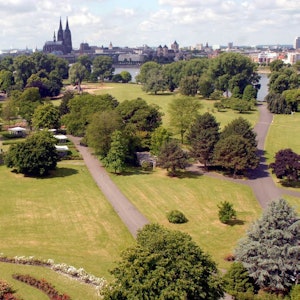 Auch nach 55 Jahren immer noch ein Gewinn für die Stadt: Der Rheinpark, im Sommer regelmäßig ein viel genutztes Freizeitparadies der Kölner.