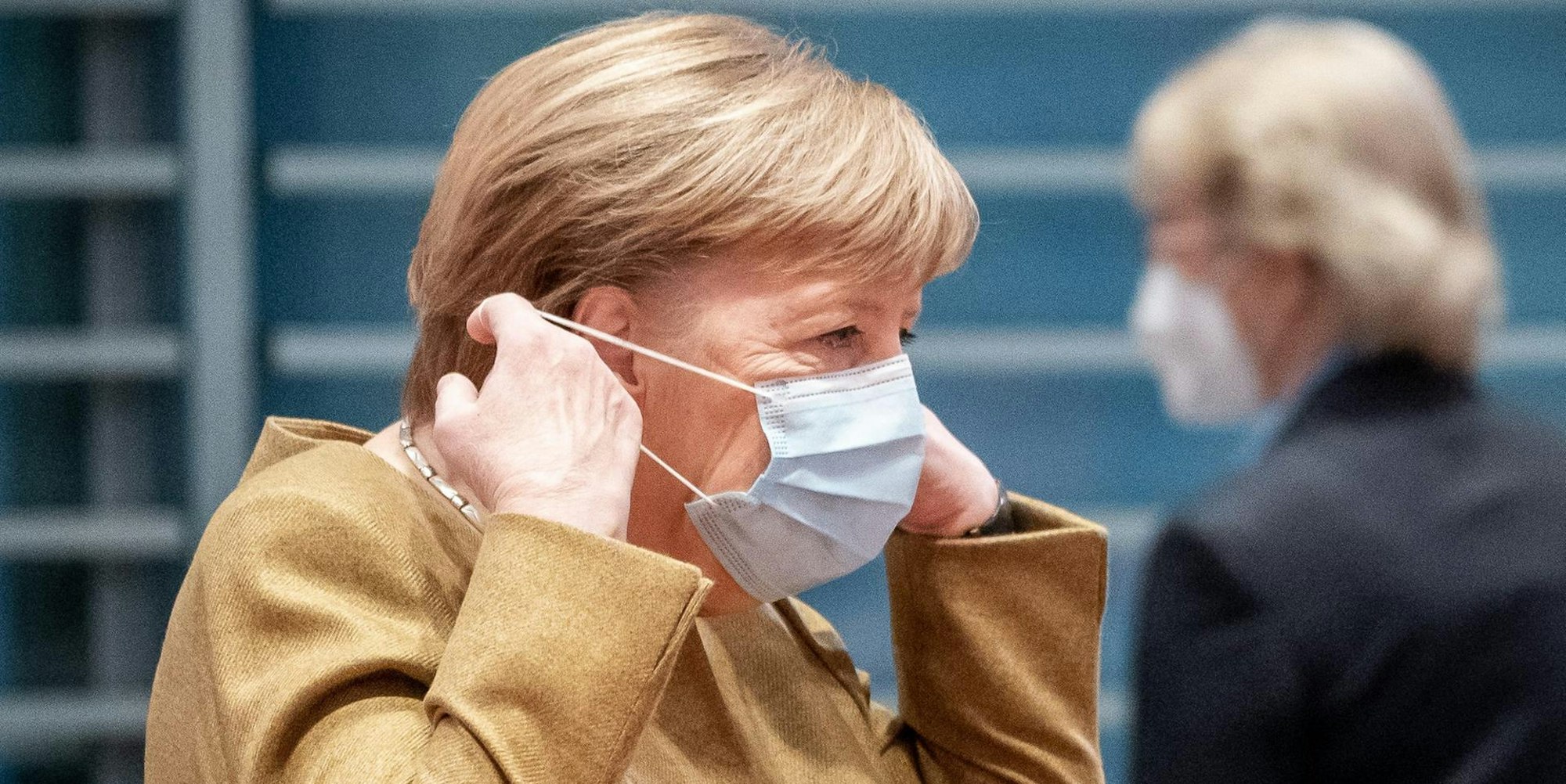Kanzlerin Angela Merkel setzt Mund-Nasen-Schutz auf (1)