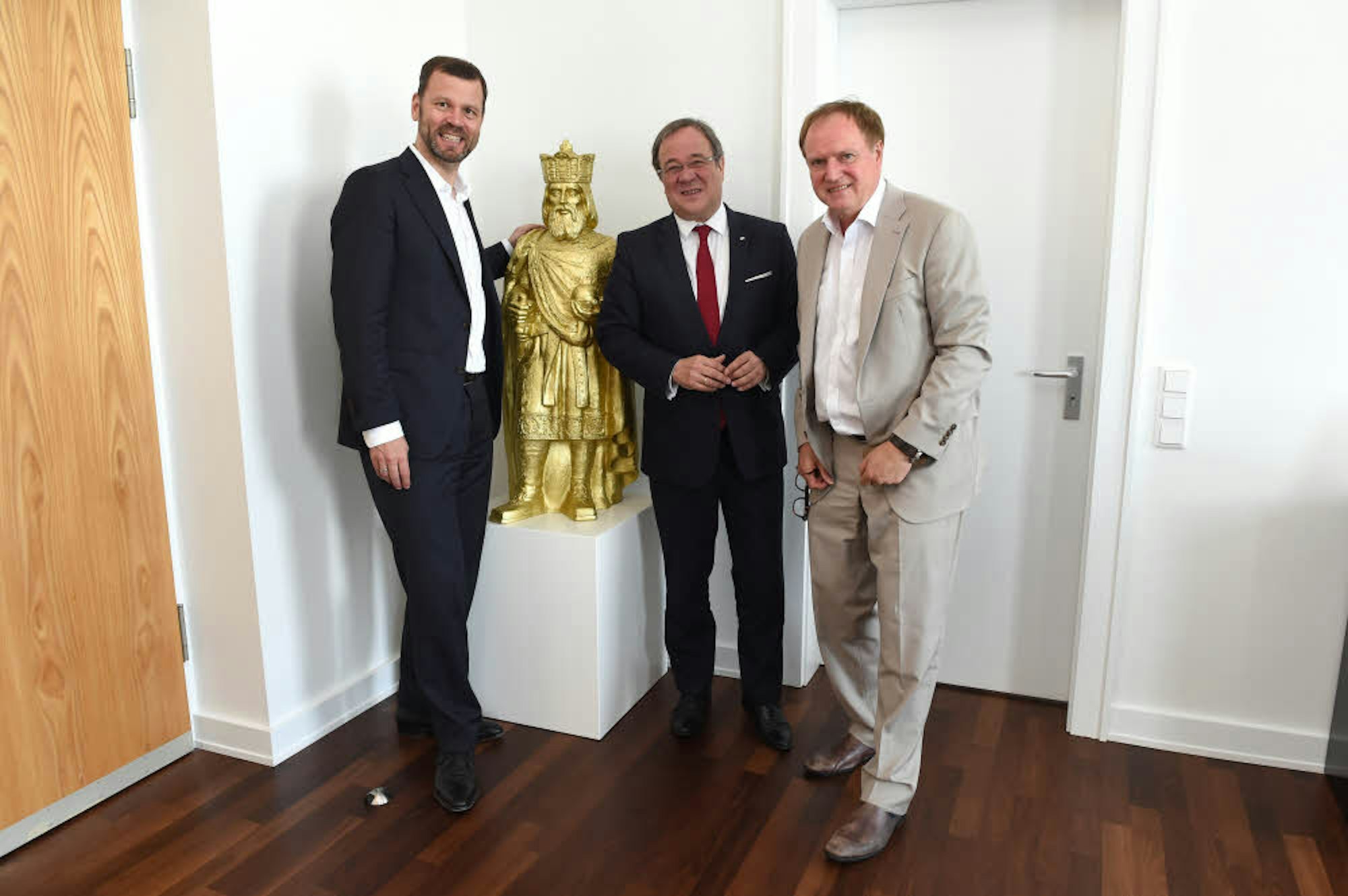 Ministerpräsident Armin Laschet mit Chefredakteur Carsten Fiedler (links) und Landeskorrespondent Gerhard Voogt an der Karls-Plastik des Künstlers Ottmar Hörl in Laschets Büro.