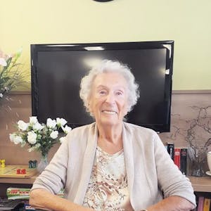 Auf 100 Lebensjahre blickt Frieda Jenzowski zurück. Gern vertreibt sie sich die Zeit mit Kreuzworträtseln, Bingo, Gymnastik und Einkaufsbummel.