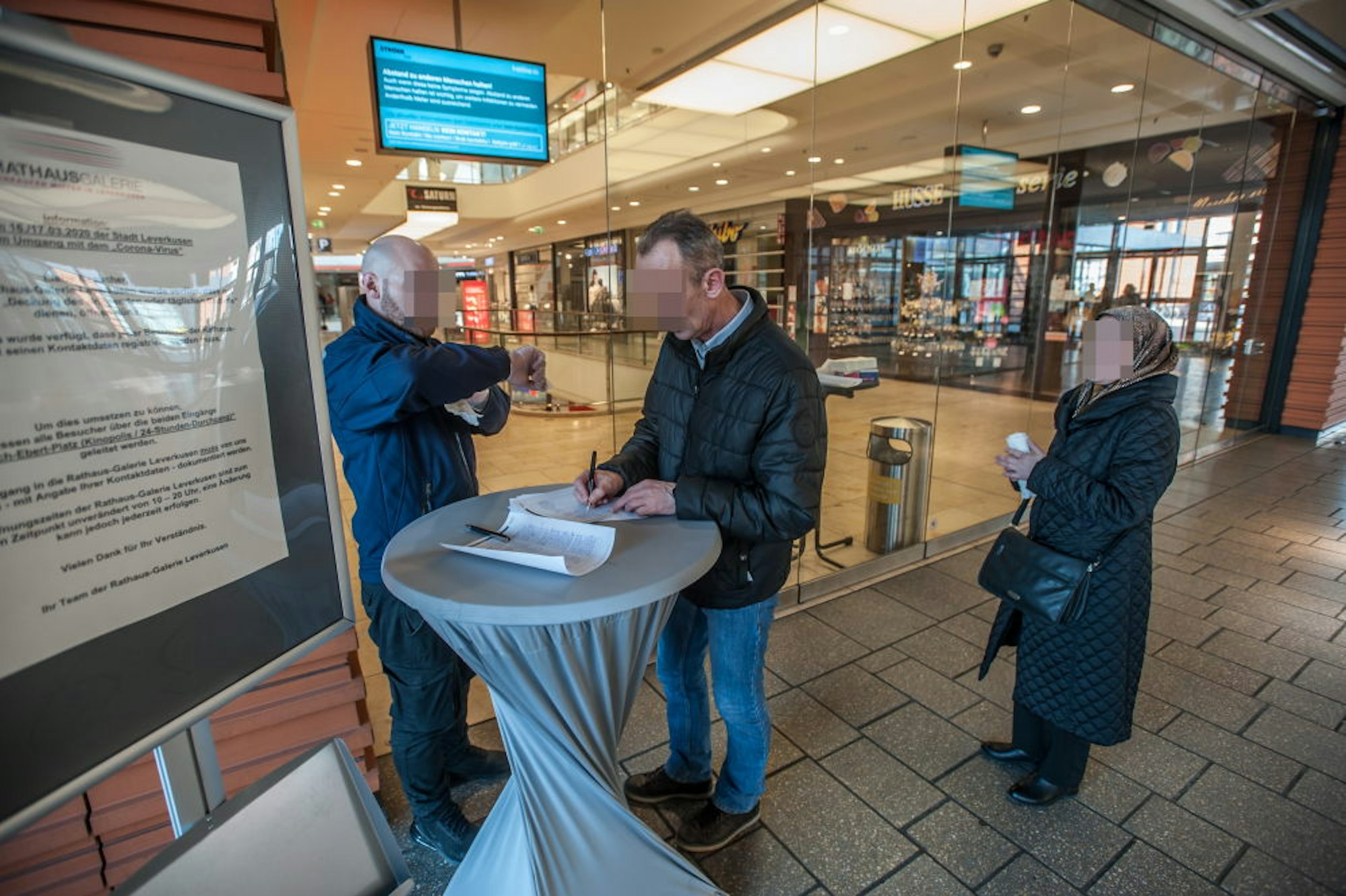 Namenserfassung an den Zugängen zur Rathaus-Galerie: Die wenigen Besucher müssen sich registrieren.