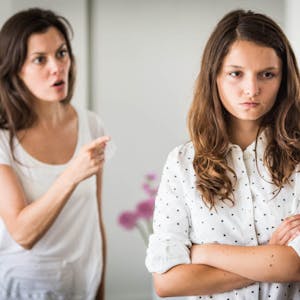 Tochter genervt, Mutter noch genervter: Viele Diskussionen in der Pubertät laufen so ab.
