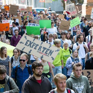 Auf die Bedeutung der Europawahl für die künftige Entwicklungen beim Klimaschutz wiesen mehrere Tausend vorwiegend junge Demonstranten hin.