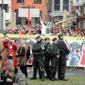 Polizeikräfte am 11. im 11., umringt von Jecken in der Altstadt (Archivfoto)