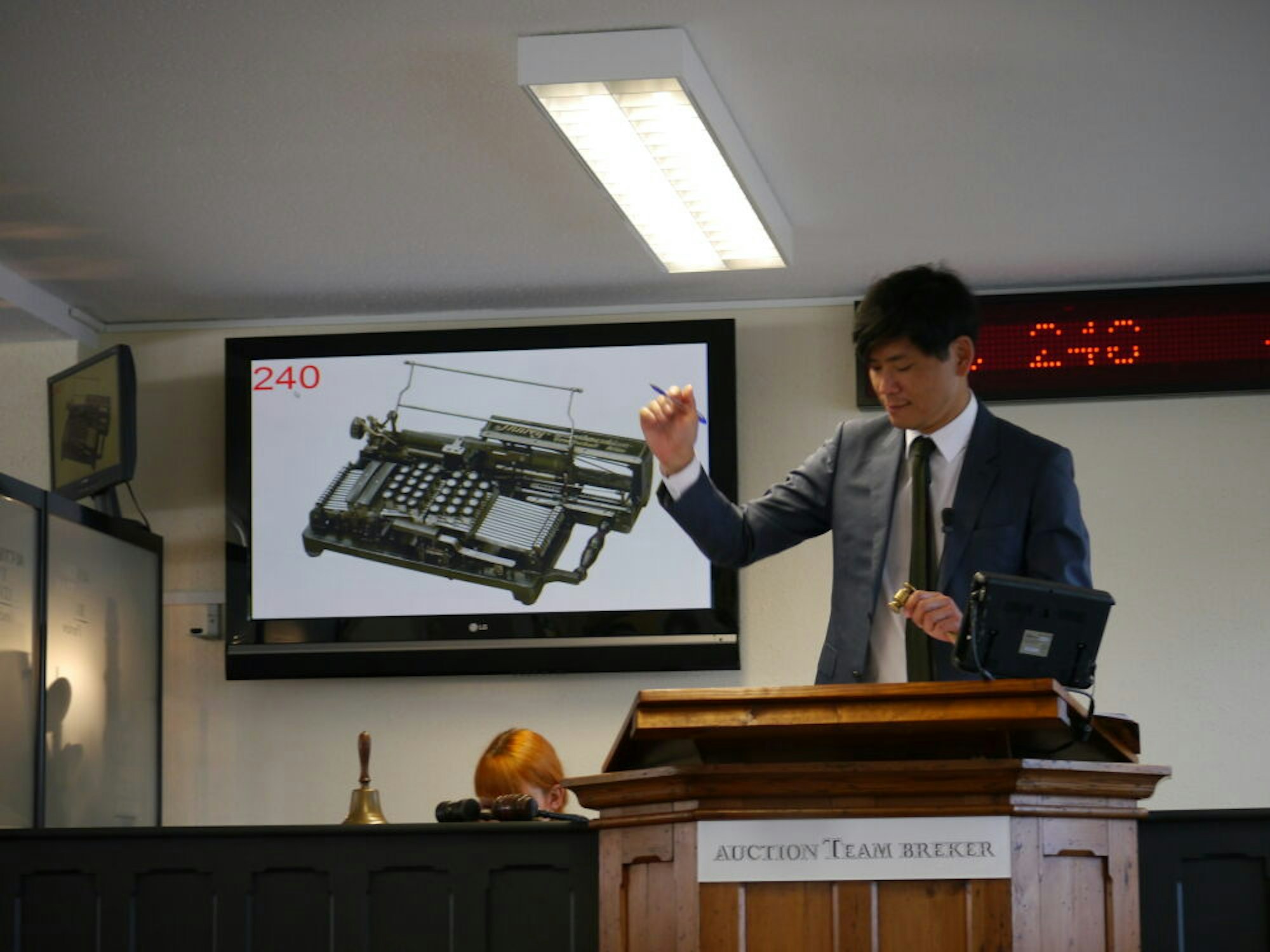 Auktionator Dr. Takuro Ito konnte für die Thürey-Maschine, die bei der Auktion die Nr. 240 hatte, 55 000 Euro erzielen.
