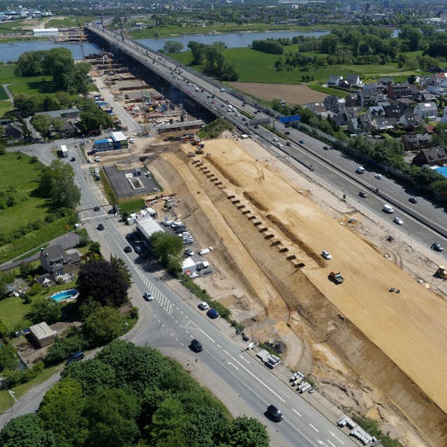 Die Kölner Seite der Leverkusener Rheinbrücke im Bau: Das Projekt verzögert sich wohl um ein Jahr bis 2021.