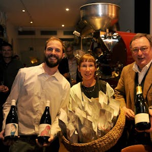 Winzer Jonathan Hollerith mit Rösterei-Chefin Britta Barthelmeß und Weingut-Besitzer Hans Martel