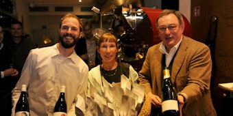 Winzer Jonathan Hollerith mit Rösterei-Chefin Britta Barthelmeß und Weingut-Besitzer Hans Martel