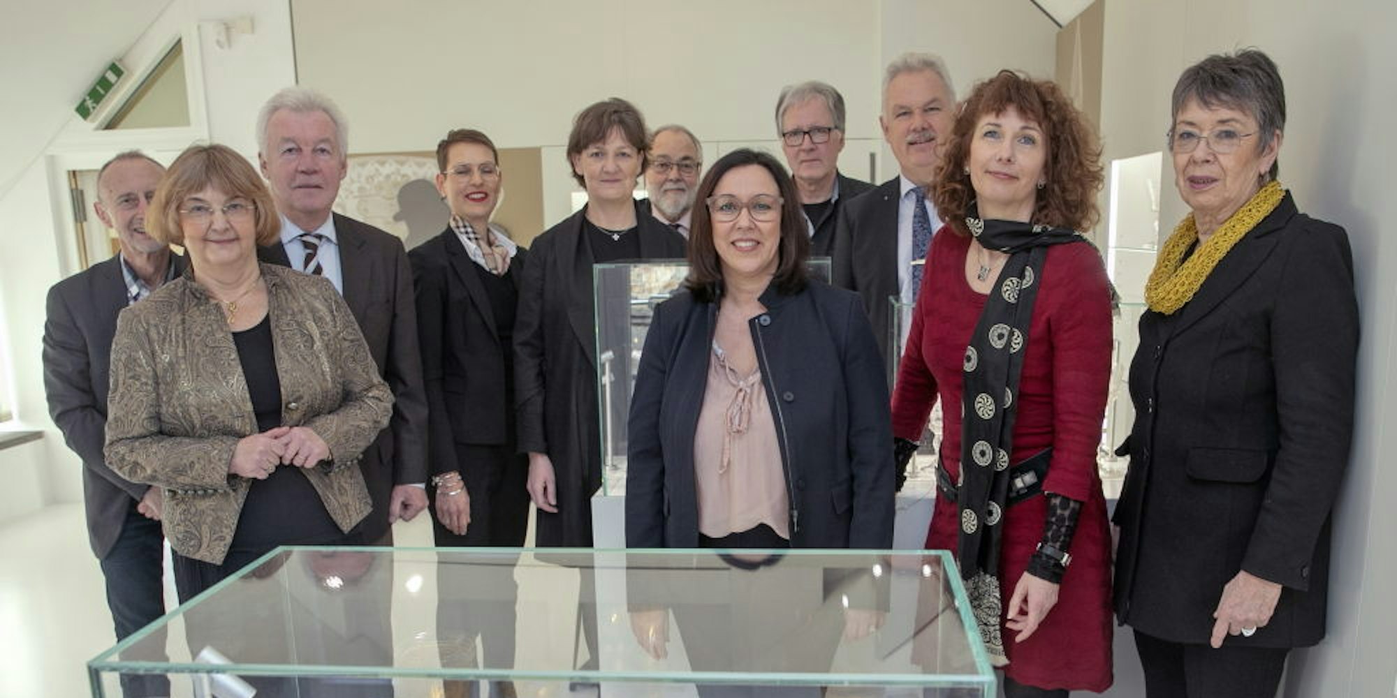 Freunde und Förderer des Glasmuseums waren zum Festakt gekommen, zu dem Ruth Fabritius (vorne r.) und Bürgermeister Stefan Raetz (3.v.r. hinten) willkommen hießen.