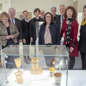 Freunde und Förderer des Glasmuseums waren zum Festakt gekommen, zu dem Ruth Fabritius (vorne r.) und Bürgermeister Stefan Raetz (3.v.r. hinten) willkommen hießen.