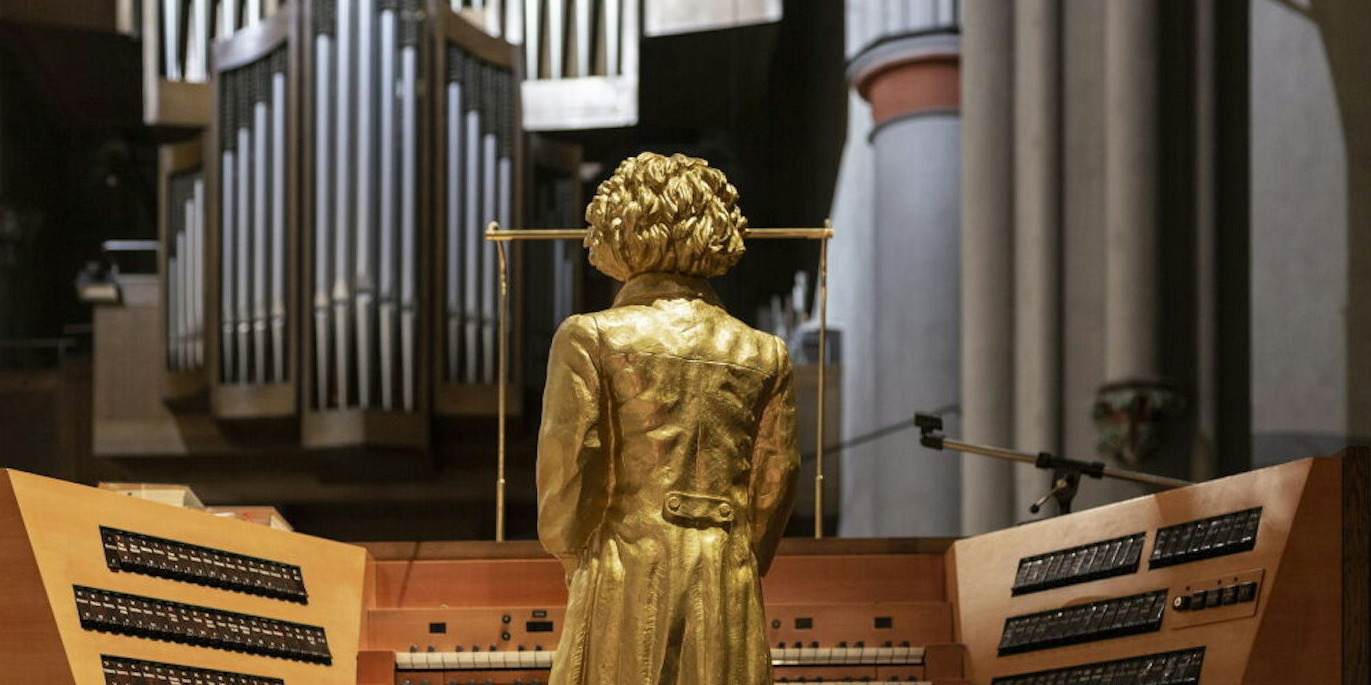 Die Klais-Orgel im Altenberger Dom hätte Beethoven sicher gefallen. Die Figur stammt von Ottmar Hörl.