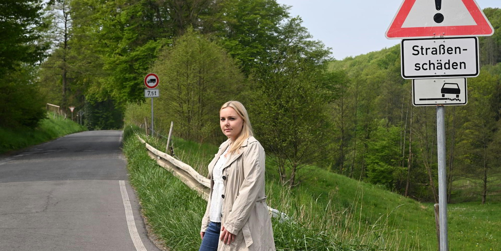 Unbefestigt und voller Schlaglöcher: Anwohnerin Annika Außem muss jeden Tag die Straße von Unterbech fahren.
