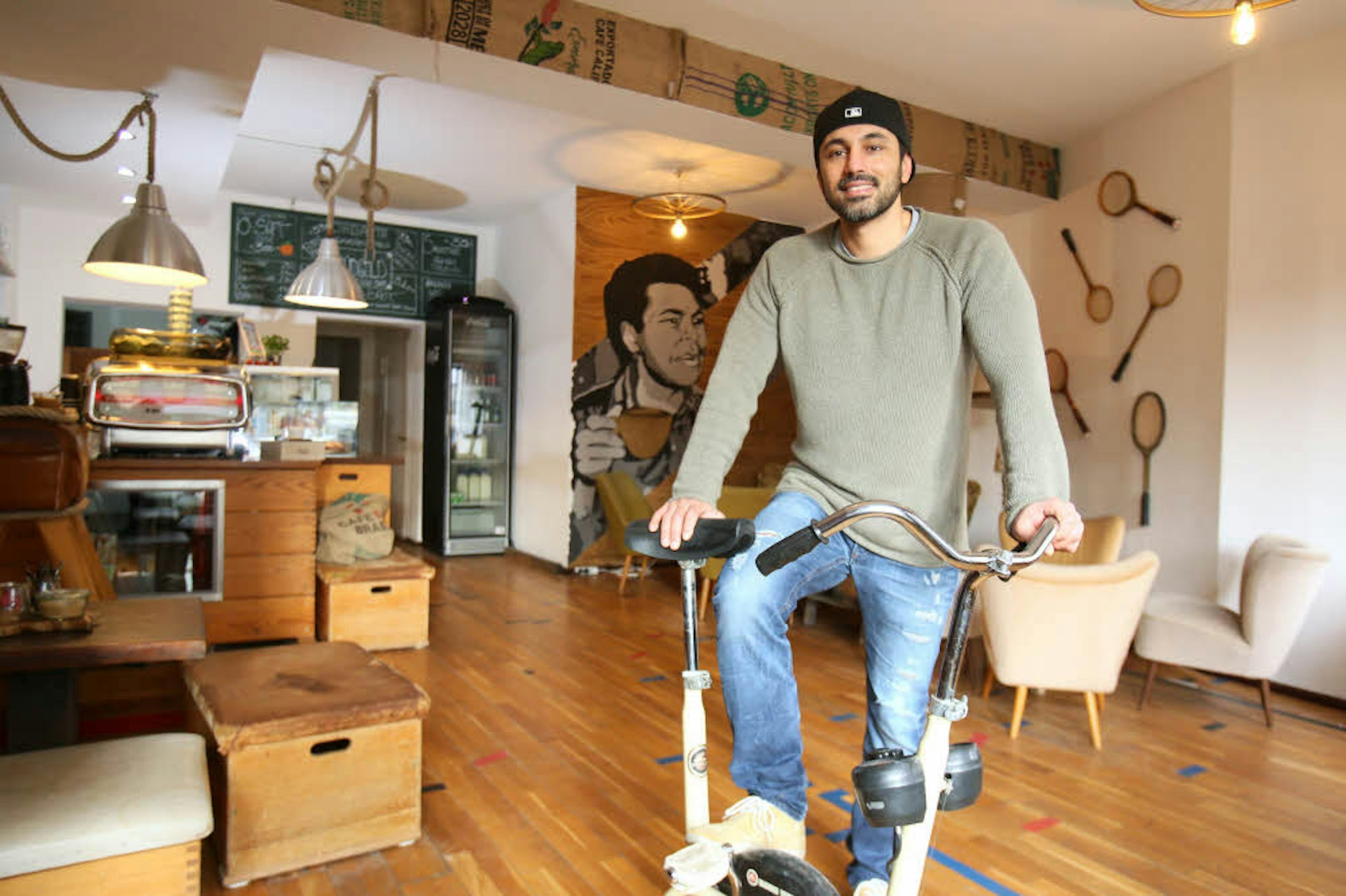 Hamed Salahi in seinem originell eingerichteten Café in der Trajanstraße.