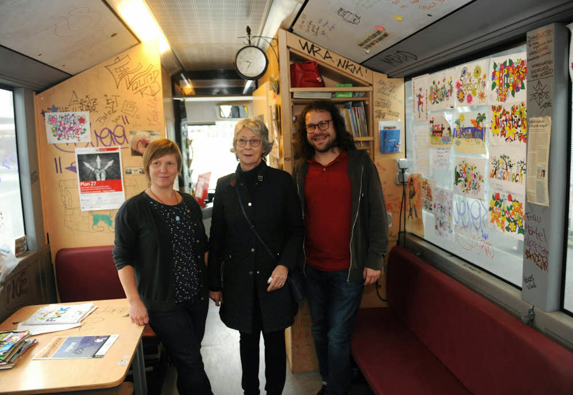 Anja Köster, (v.l.), Hedwig Neven DuMont und Joshua Gesterding im Boje-Bus am Breslauer Platz