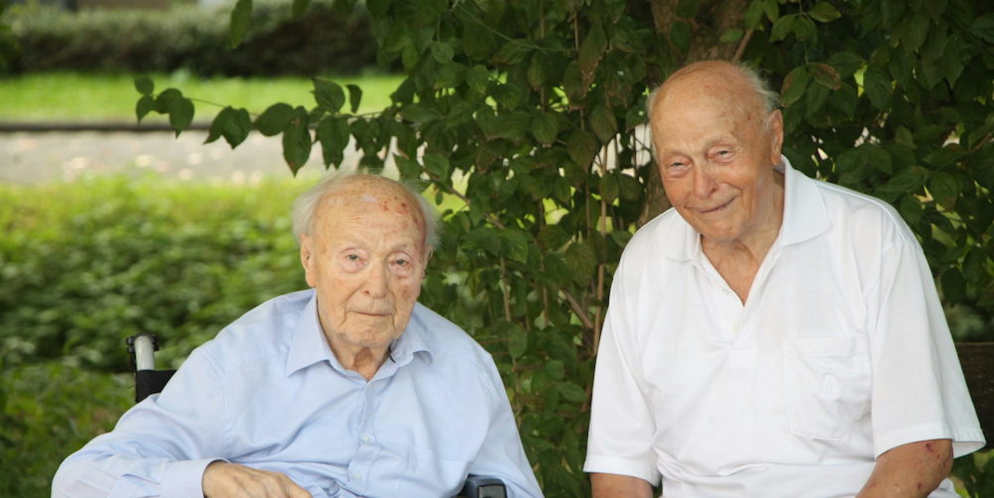 Willi und Franz Göb (v.l.) feiern heute ihren 100. Geburtstag. Willi Göb wohnt im Wohnstift Beethoven in Bornheim, Franz Göb in Brühl.