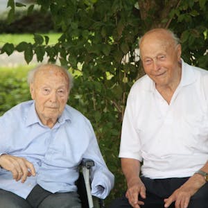 Willi und Franz Göb (v.l.) feiern heute ihren 100. Geburtstag. Willi Göb wohnt im Wohnstift Beethoven in Bornheim, Franz Göb in Brühl.