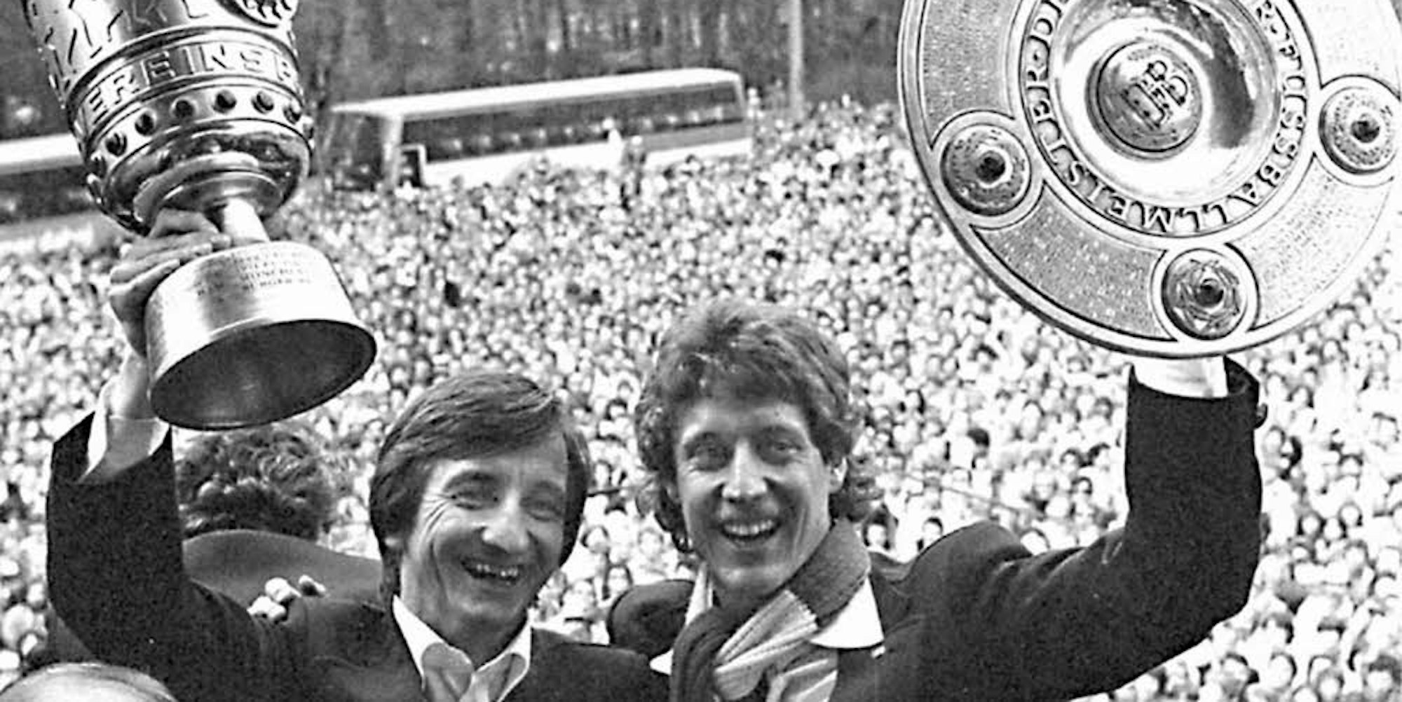 Hennes Löhr (l) und Toni Schumacher mit Meisterschale und Pokal im Erfolgsjahr 1978.